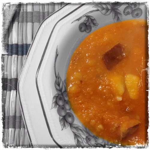 Crema de calabaza y patatas servida con una ajada con pimentón.