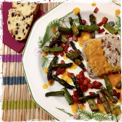 Espárragos trigueos y pimiento rojo  salteados a la plancha acompañados de arroz.
