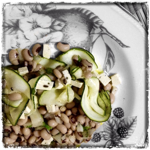 Ensalada confeccionada con judía frade, calabacín, finamente cortado, en crudo y cubitos de tofu.