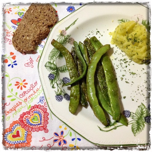 Judías verdes salteadas a la plancha acompañadas de puré de patatas.