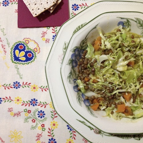 Lentejas servidas con una ensalada de escarola.