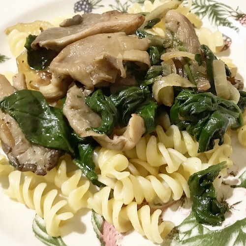 Salteado de setas con pasta y espinacas.